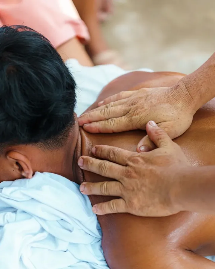 Đắp mặt nạ dưỡng da